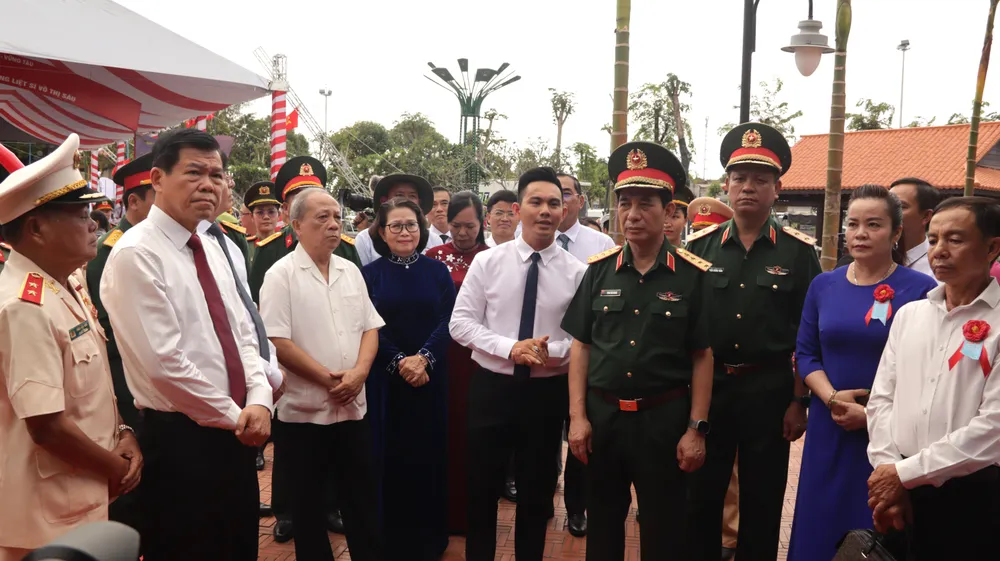 Đại tướng Phan Văn Giang, Bộ trưởng Bộ Quốc phòng cùng các đại biểu nghe giới thiệu về nhà lưu niệm Anh hùng Liệt sĩ Võ Thị Sáu. Ảnh: TK Bà Rịa - Vũng Tàu tổ chức lễ khánh thành công viên Tượng đài, nhà lưu niệm Anh hùng Liệt sĩ Võ Thị Sáu