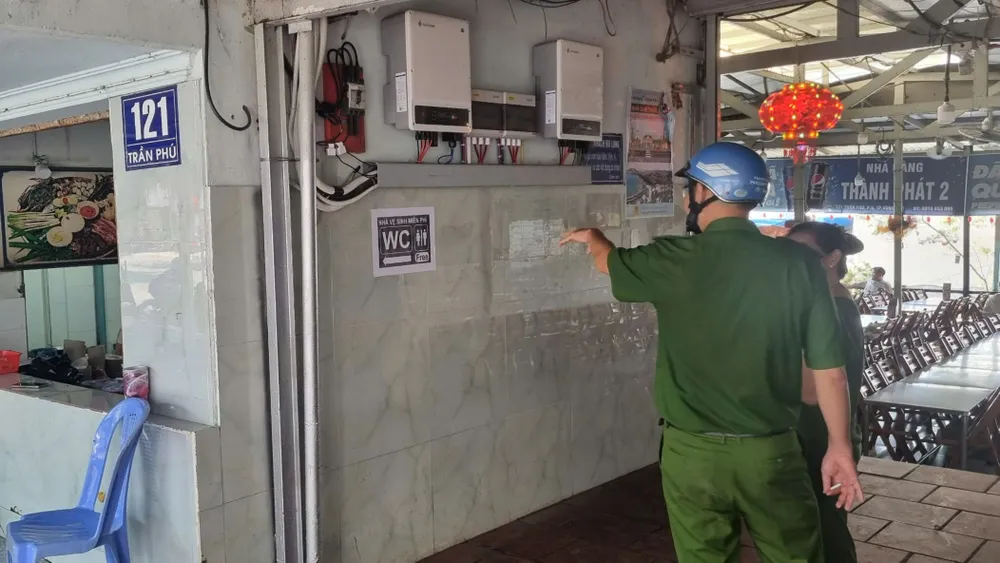 Nhiều quán ăn, nhà hàng, quán cà phê đồng thuận tham gia phục vụ nhà vệ sinh miễn phí cho du khách. Ảnh: TP VT WC-mien-phi.jpg