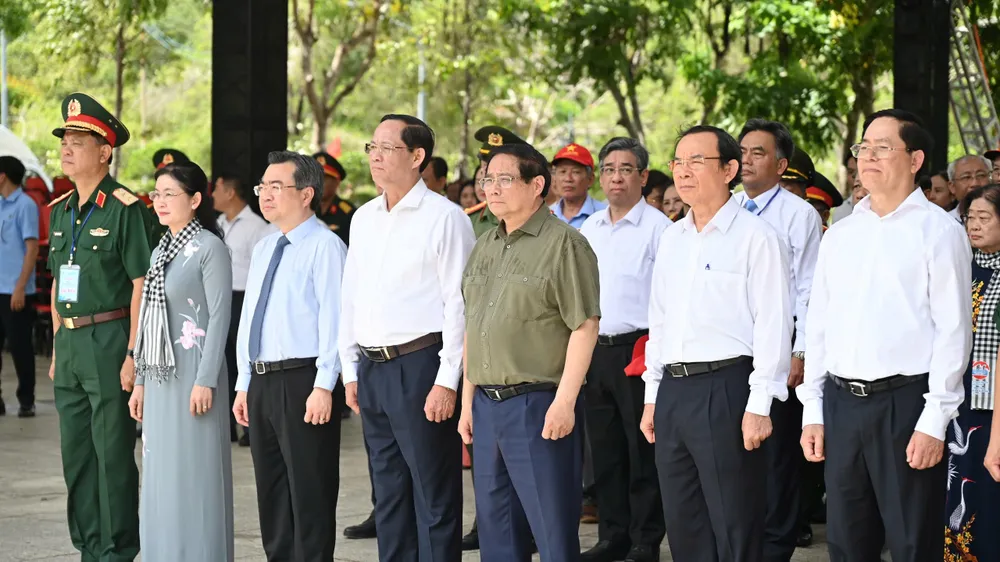 Thủ tướng Phạm Minh Chính viếng, dâng hương, thăm gia đình chính sách tại Côn Đảo