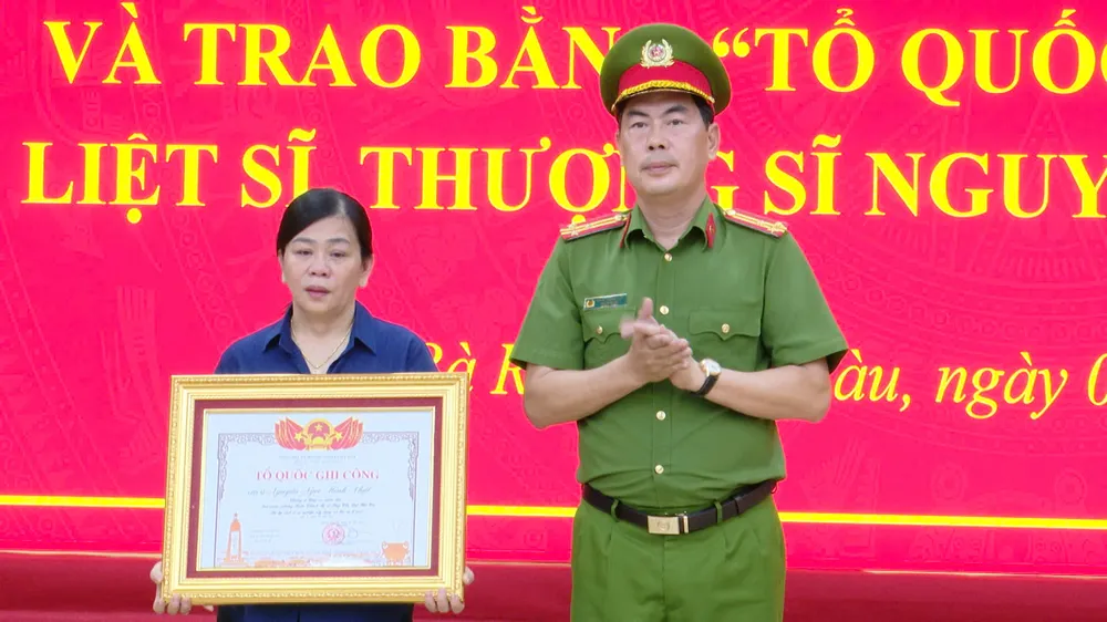 Trao bằng Tổ quốc ghi công cho thân nhân Liệt sĩ, Thượng sĩ Cảnh sát Cơ động hi sinh