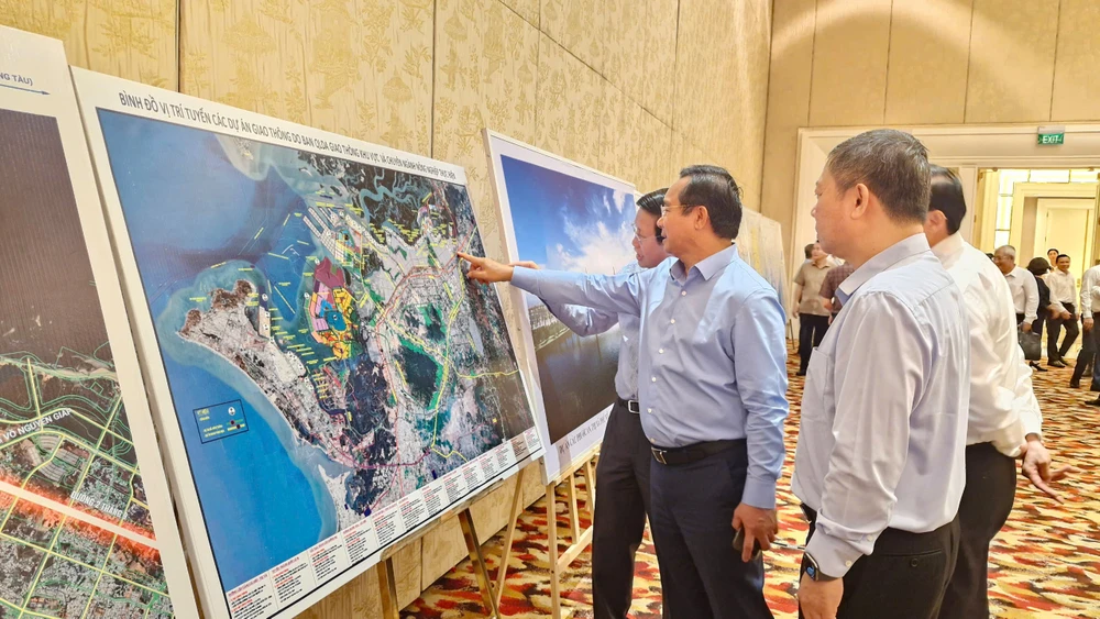 Chủ tịch UBND TP.HCM Nguyễn Văn Được cùng lãnh đạo tỉnh Bà Rịa - Vũng Tàu theo dõi bản đồ vị trí các dự án cảng biển, giao thông kết nối trước giờ diễn ra hội nghị. Ảnh: KHÁNH NAM Thanh-uy-TP.HCM.jpg