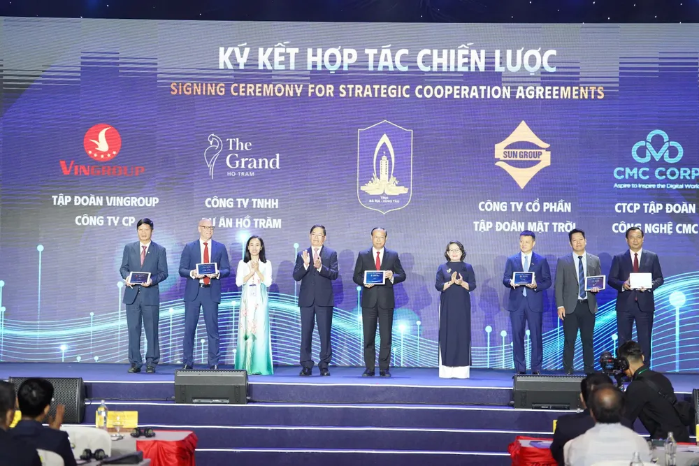 Bà Rịa - Vũng Tàu ký kết hợp tác với các doanh nghiệp lớn tại hội nghị đầu tư 2025. Ảnh: LY Lý giải thông điệp ‘Lựa chọn đầu tư - Lựa chọn Bà Rịa - Vũng Tàu’