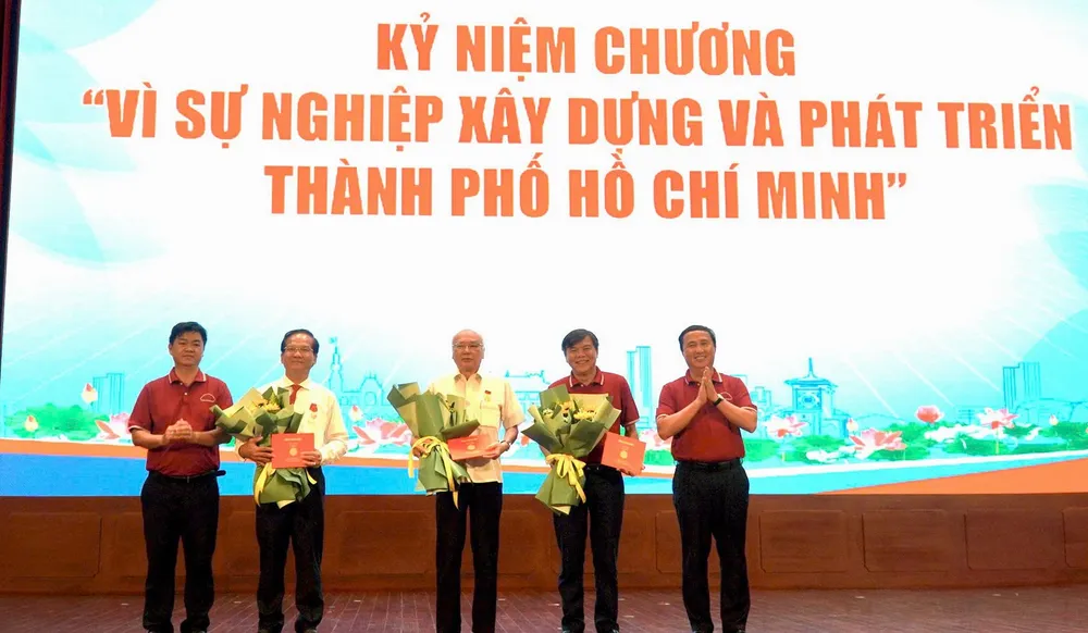 Trao Kỷ niệm chương “Vì sự nghiệp xây dựng và phát triển TP.HCM” cho 5 cá nhân, trong đó có ông Phan Nguyễn Như Khuê, nguyên Trưởng Ban; ông Tăng Hữu Phong và ông Trần Văn Khuyên, Phó Trưởng Ban Tuyên giáo và Dân vận Thành ủy. Ảnh: BN