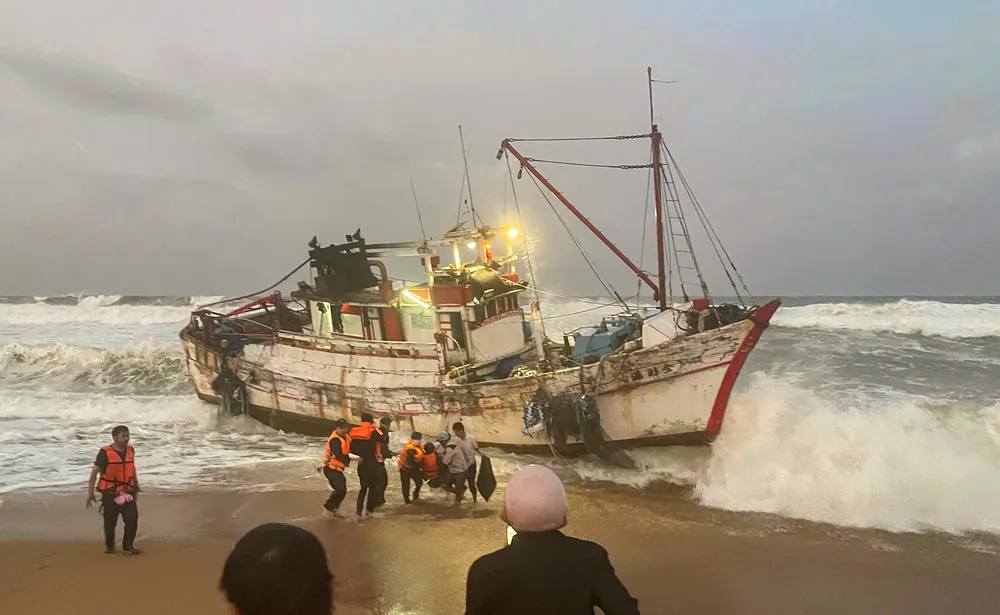Tàu cá Đài Loan cùng bốn thuyền viên được lai kéo vào bờ biển thị xã Đông Hòa