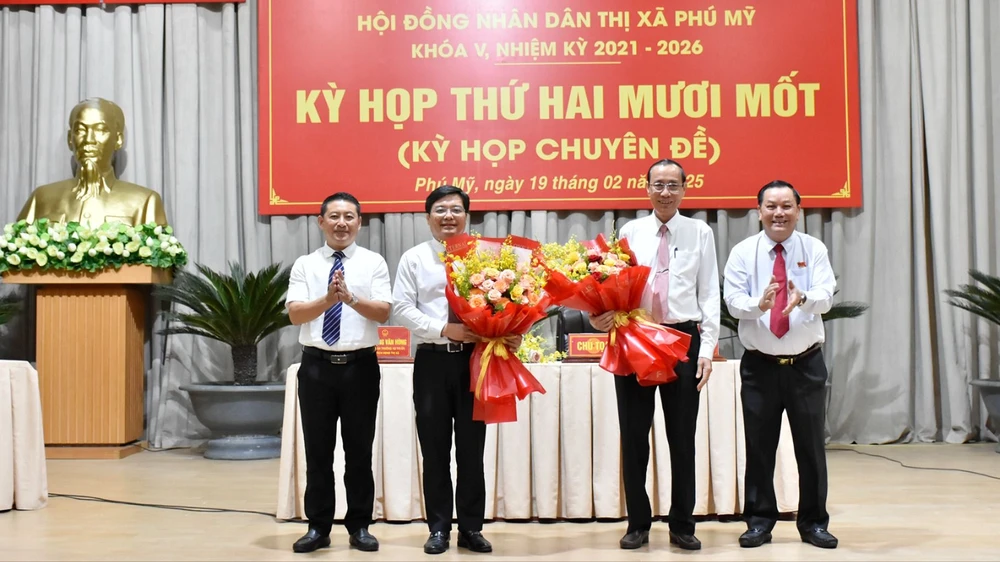 Ông Nguyễn Tấn Cường, Phó Bí thư Thị ủy Phú Mỹ (thứ 2 từ trái qua) được bầu giữ chức vụ Chủ tịch UBND thị xã Phú Mỹ