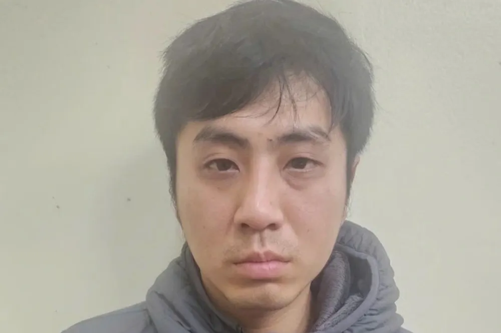 Nguyễn Hữu Đức bị khởi tố về tội giết người; Đức là người đã phóng hỏa nhà dân với mục đích trả thù.