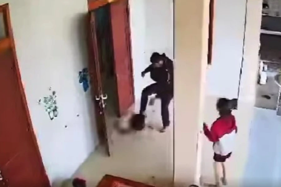 Nguyễn Thế H bạo hành, dùng chân giẫm, đạp lên con nhỏ. Ảnh cắt từ clip. Nhậu say về rồi dùng ống inox đánh đập vợ con