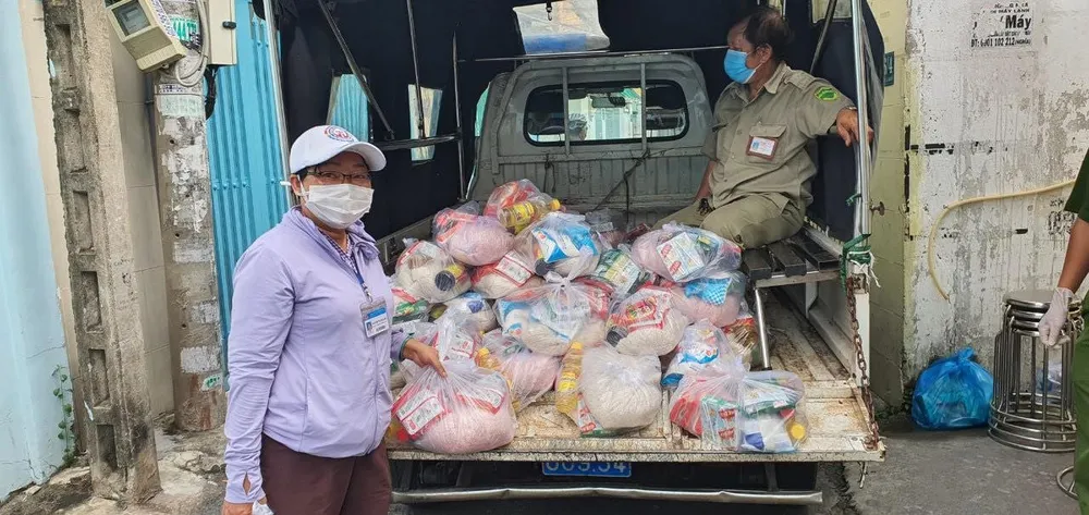 Mùa dịch: Một ngày chạy cả trăm cây số để phát quà ảnh 3 Mùa dịch: Một ngày chạy cả trăm cây số để phát quà ảnh 3