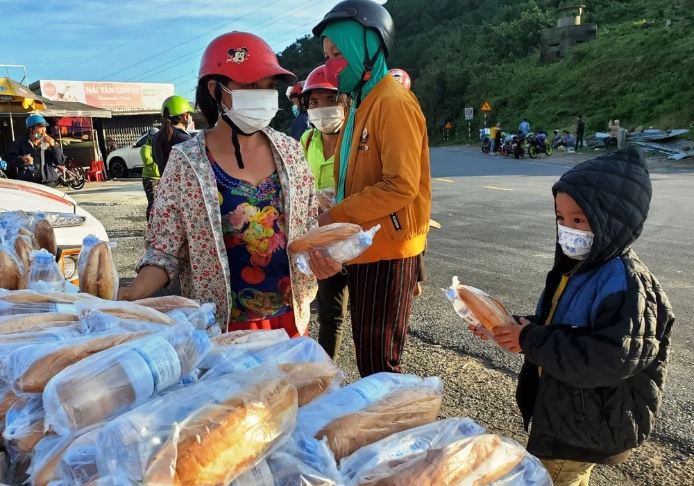 Nên cân nhắc việc xử phạt người dân tự ý về quê ảnh 2