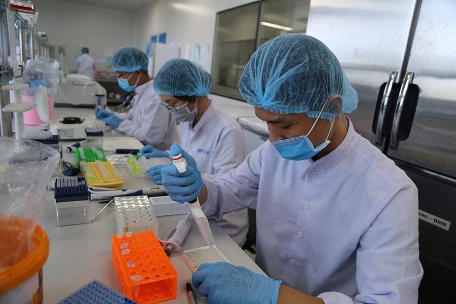 Công nhân làm việc trong công ty dược ở Khu công nghệ cao TP.HCM. Ảnh: HOÀNG GIANG