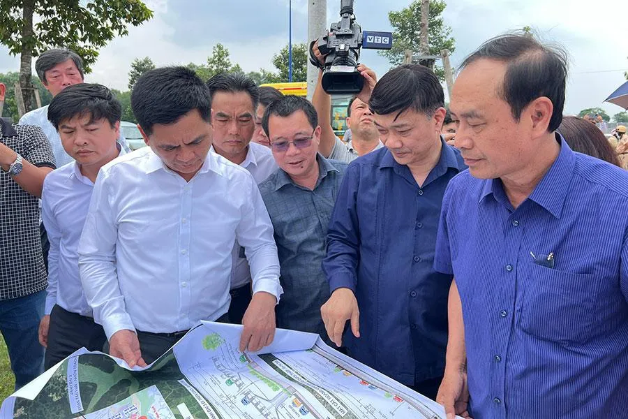 Đoàn khảo sát đã đến thị sát tại các địa điểm dự kiến xây dựng các nút giao với đường vành đai 3 TP.HCM. Ảnh: ĐT Đoàn khảo sát đã đến thị sát tại các địa điểm dự kiến xây dựng các nút giao với đường vành đai 3 TP.HCM. Ảnh: ĐT
