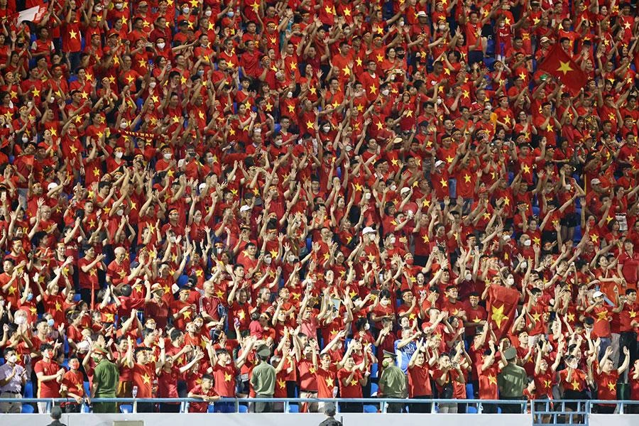 Trong khi Trung Quốc trả quyền đăng cai Asian Cup 2023 thì các sân bóng Việt Nam tại SEA Games lúc nào cũng đầy ắp khán giả. Ảnh: ANH PHƯƠNG