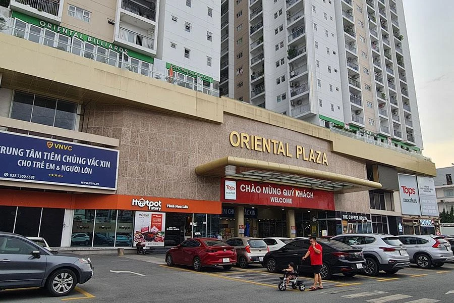 Chủ đầu tư dự án chung cư Oriental Plaza (685 Âu Cơ, phường Tân Thành, quận Tân Phú) bị phạt 180 triệu đồng. Ảnh: HUY VŨ