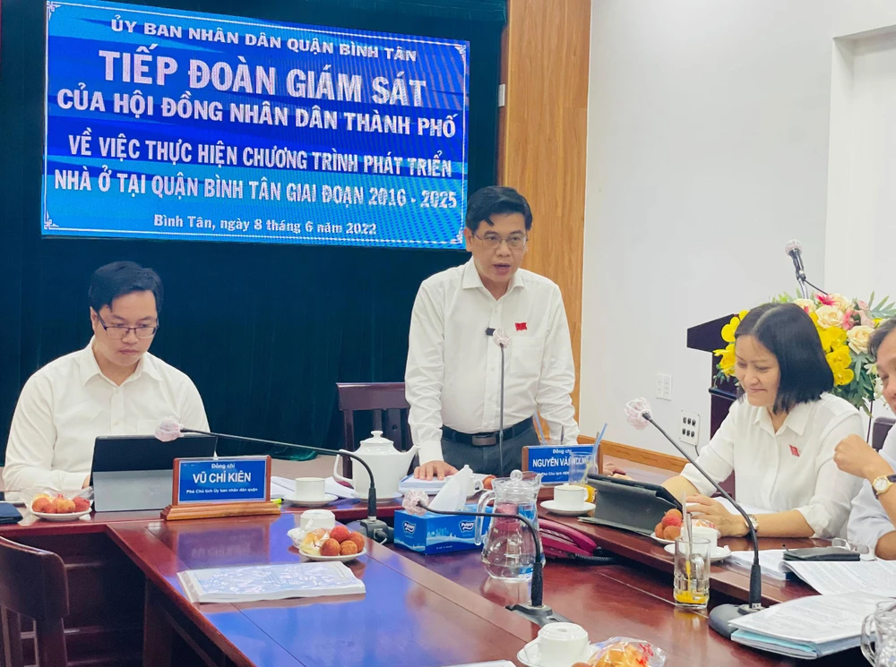 Ông Nguyễn Văn Dũng, Phó Chủ tịch HĐND TP (giữa) đề nghị quận Bình Tân rà soát kỹ các vấn đề liên quan đến đất dân cư xây dựng mới và đất hỗn hợp để kiến nghị giải quyết quyền lợi cho người dân. Ảnh: VH