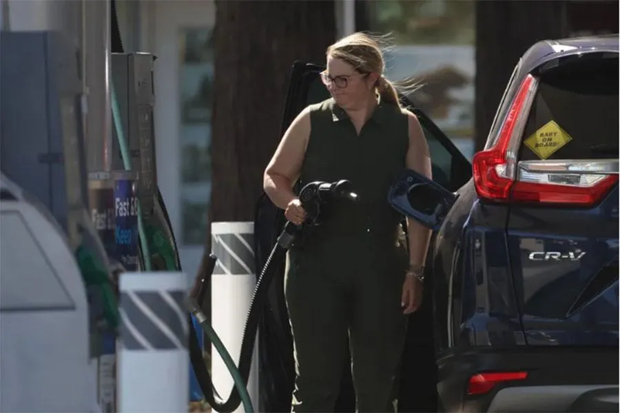 Mỹ đang tính toán tạm ngưng đánh thuế xăng để kiềm giá mặt hàng này vốn đang ở mức cao kỷ lục. Ảnh: GETTY IMAGES