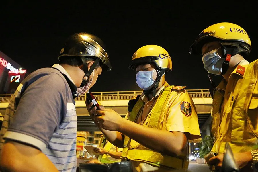 Đội CSGT Hàng Xanh kiểm tra nồng độ cồn tại vòng xoay Hàng Xanh thuộc quận Bình Thạnh, TP.HCM. Ảnh: HOÀNG GIANG Đội CSGT Hàng Xanh kiểm tra nồng độ cồn tại vòng xoay Hàng Xanh thuộc quận Bình Thạnh, TP.HCM. Ảnh: HOÀNG GIANG