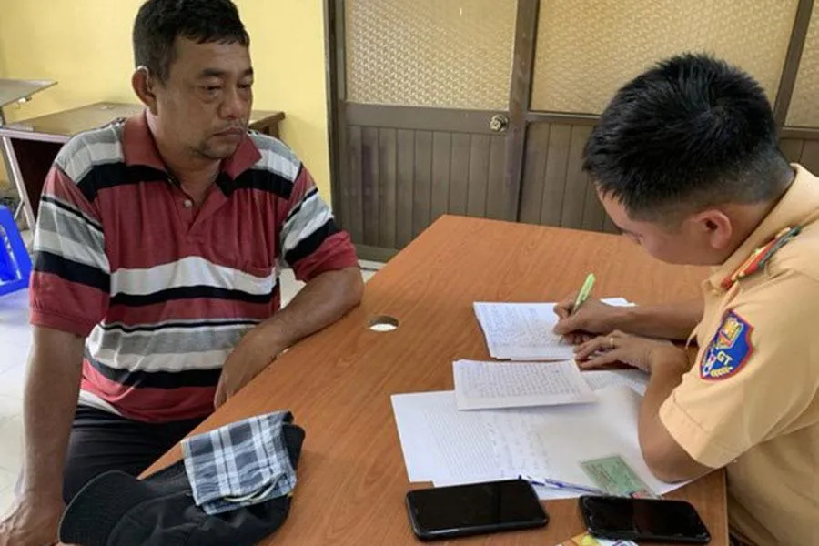 Tài xế xe tải làm việc với CSGT và thừa nhận hành vi vi phạm của mình. Ảnh: CACC