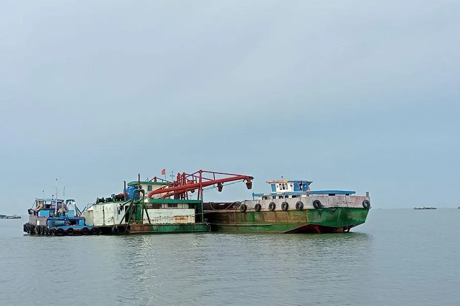 Các phương tiện liên quan trong vụ khai thác cát trái phép ở cửa sông Hàm Luông. Ảnh: ĐÔNG HÀ