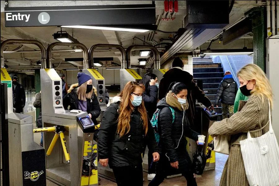 Người dân TP New York (Mỹ) vẫn bị bắt buộc đeo khẩu trang ở một số địa điểm công cộng để phòng dịch, kể cả tàu điện ngầm, ngày 17-6. Ảnh: THE NEW YORK TIMES
