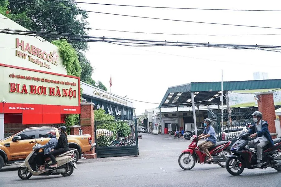 Nhà máy bia Hà Nội (Tổng công ty CP Bia - Rượu - Nước giải khát Hà Nội) và Nhà máy xe lửa Gia Lâm nằm trong diện di dời. Ảnh: PHI HÙNG