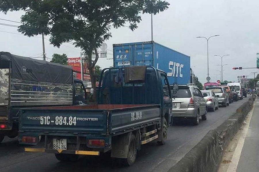 Quốc lộ 22, tuyến đường duy nhất kết nối TP.HCM với Tây Ninh, thường xuyên có rất nhiều ô tô và container lưu thông. Ảnh: VÕ NGUYÊN