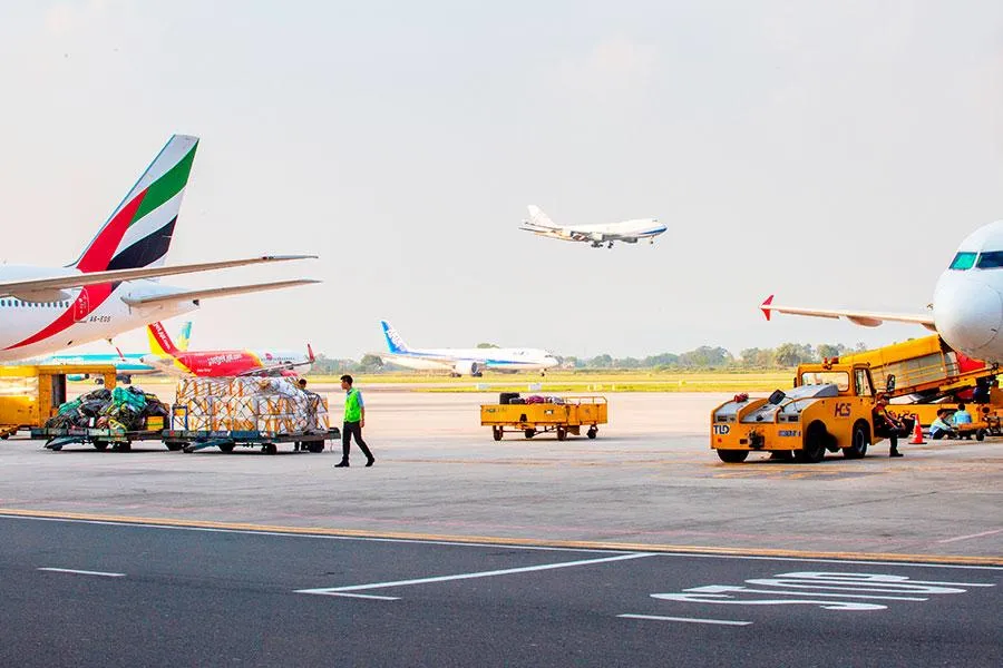 Bộ GTVT đề xuất giữ nguyên giá trần vé máy bay nội địa nhưng bỏ định giá đối với dịch vụ vận chuyển hàng hóa nội địa. Ảnh: VIẾT LONG