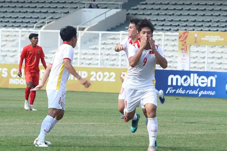 Cú đúp của Quốc Việt góp phần vào chiến thắng 3-1 của đội tuyển U-19 Việt Nam trước Myanmar. Ảnh: NĐT