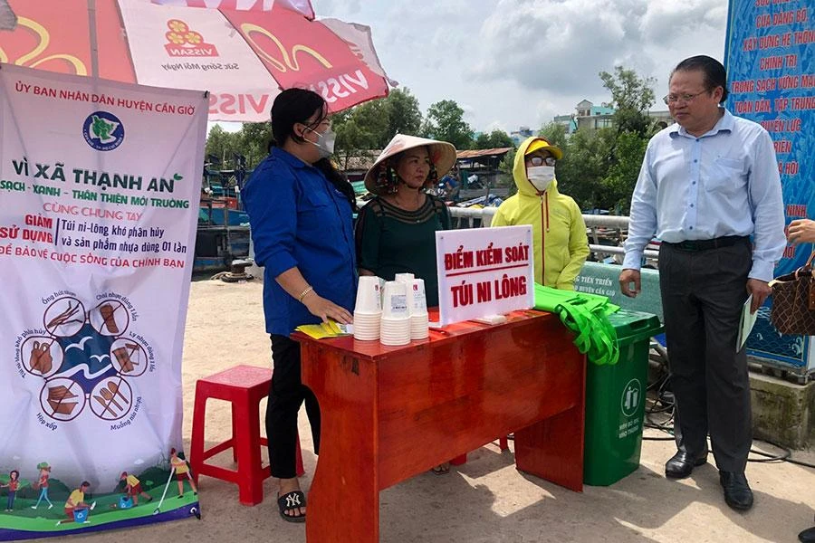 Xã Thạnh An, huyện Cần Giờ đã thực hiện nhiều giải pháp để giảm túi nylon khó phân hủy. Ảnh: CN