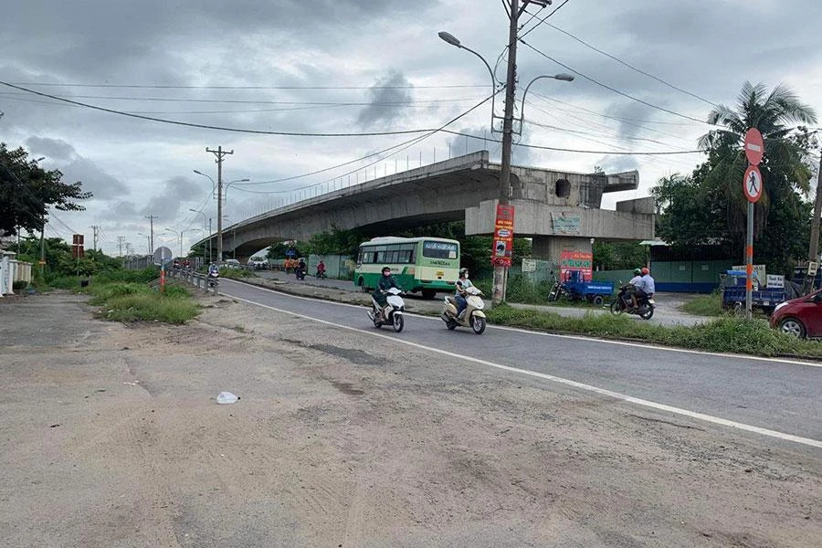 Hình ảnh cầu Tăng Long nằm im chờ mặt bằng. Ảnh: Đ.TRANG