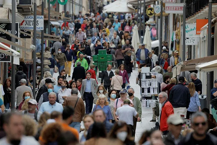 Người dân đi bộ trên đường phố thủ đô Madrid, Tây Ban Nha hồi tháng 6. Ảnh: REUTERS Người dân đi bộ trên đường phố thủ đô Madrid, Tây Ban Nha hồi tháng 6. Ảnh: REUTERS