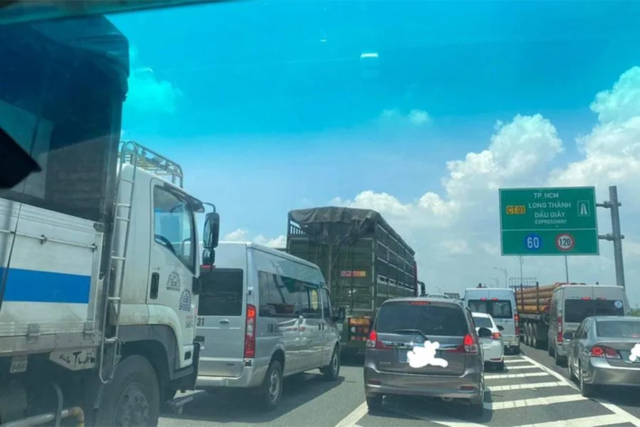 Kẹt xe kéo dài trên cao tốc TP.HCM - Long Thành - Dầu Giây trưa 29-7. Ảnh: TRÍ ĐẶNG Kẹt xe kéo dài trên cao tốc TP.HCM - Long Thành - Dầu Giây trưa 29-7. Ảnh: TRÍ ĐẶNG