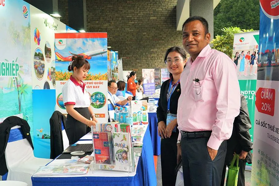 Du khách quốc tế tham quan tại một ngày hội liên kết du lịch ở TP.HCM. Ảnh: T.TRINH Du khách quốc tế tham quan tại một ngày hội liên kết du lịch ở TP.HCM. Ảnh: T.TRINH