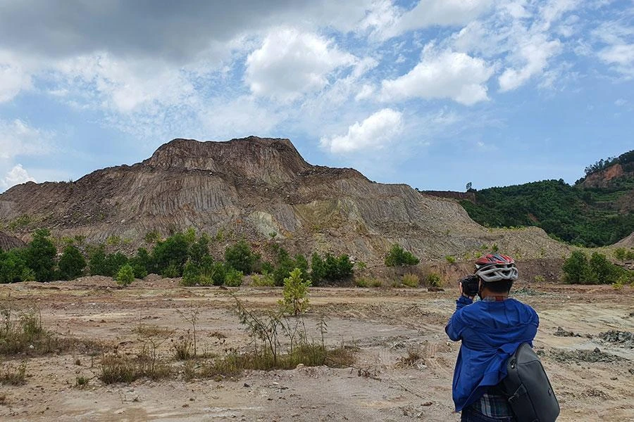 Mỏ đất đồi của Công ty TNHH Du lịch và Đầu tư xây dựng Sơn Hải tan hoang sau tám năm hết hạn khai thác. Ảnh: TẤN VIỆT