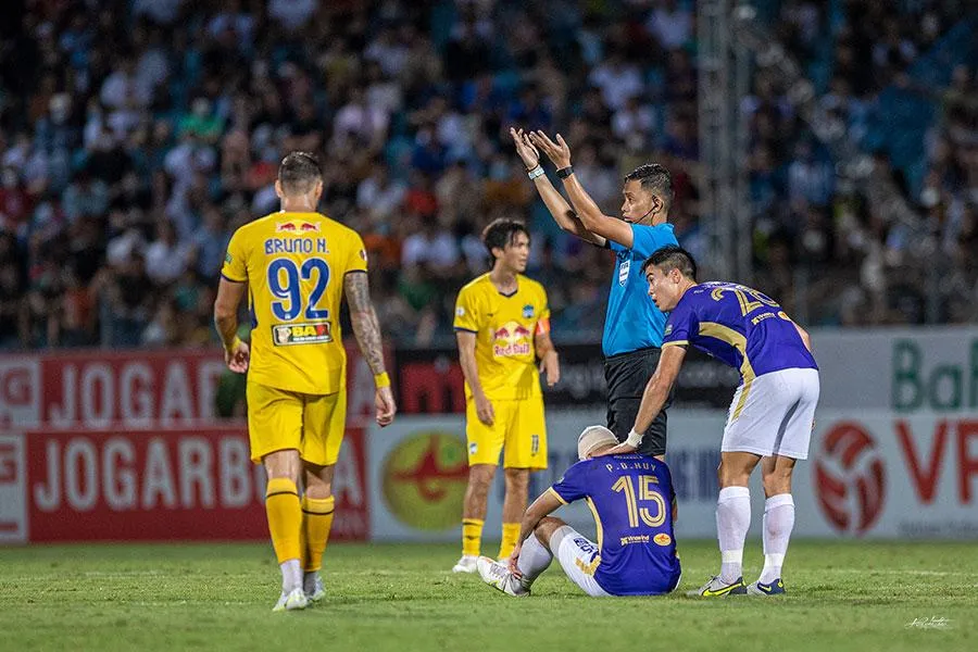 Trọng tài Ngô Duy Lân đã điều khiển rất tốt trận đấu, trừ mỗi tình huống phạm lỗi rõ ràng của Duy Mạnh bị bỏ qua. Ảnh: HOÀNG HẢI THỊNH