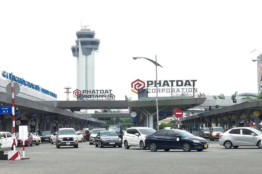 Hành khách than phiền tình trạng ùn tắc, khó đón xe tại sân bay Tân Sơn Nhất do không gian chật hẹp. Ảnh: P.ĐIỀN Hành khách than phiền tình trạng ùn tắc, khó đón xe tại sân bay Tân Sơn Nhất do không gian chật hẹp. Ảnh: P.ĐIỀN