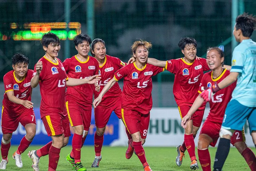 Thắng Hà Nội, các nữ cầu thủ của quận 1 lại mang về cho TP.HCM thêm chiếc cúp Quốc gia. Ảnh: HẢI THỊNH