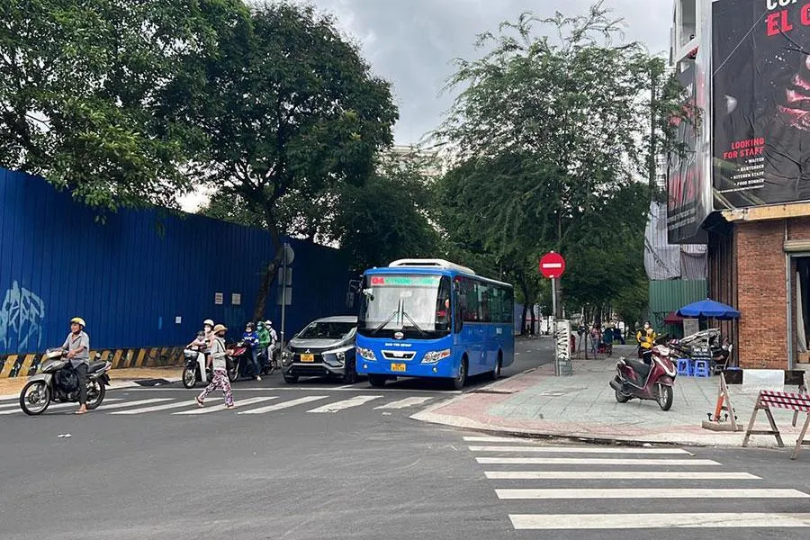 Nhiều hành khách ở TP.HCM vẫn thắc mắc về việc thu phí hành lý khi đi xe buýt. Ảnh: ĐT