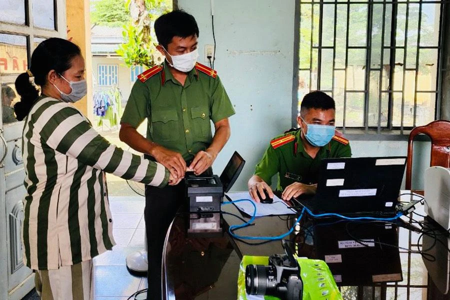 Trại giam Xuân Lộc (Đồng Nai) phối hợp làm CCCD cho phạm nhân được đề nghị đặc xá. Ảnh: PHAN THÀNH TRUNG