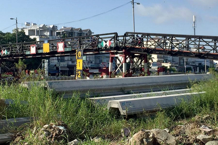 Bến Phú Định đang có nhiều công trình, dự án chưa hoàn thiện. Ảnh: NGUYỄN LÊ