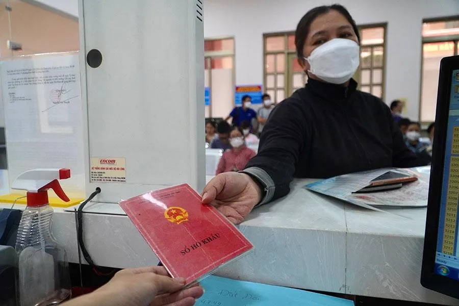 Có trường hợp người dân gặp khó khăn trong thực hiện thủ tục công chứng sau khi sổ hộ khẩu bị thu hồi. Ảnh: HUỲNH THƠ