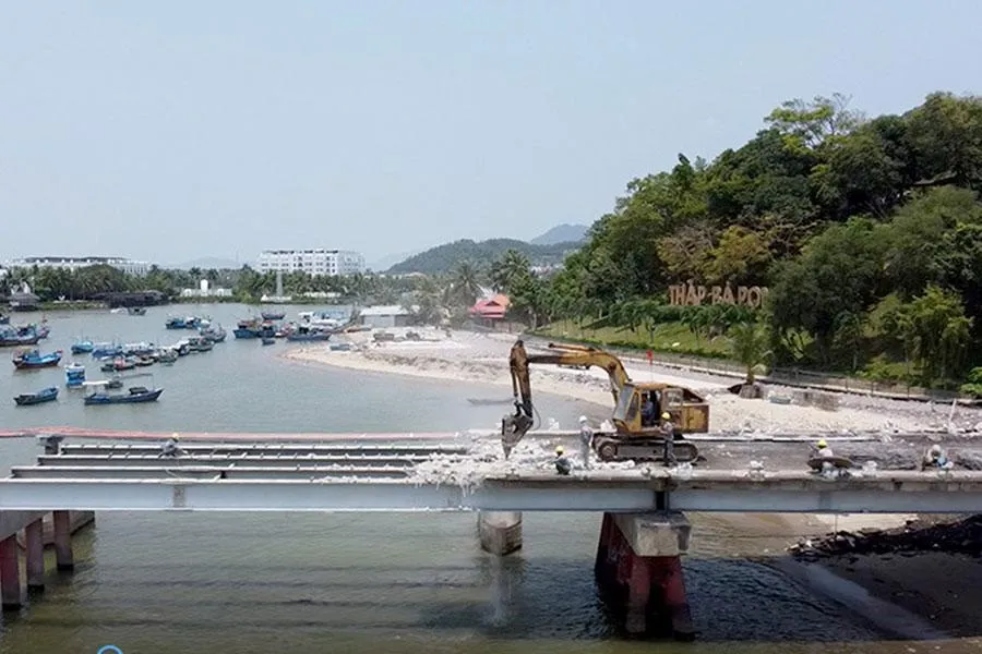 Hình ảnh đơn vị thi công thả trực tiếp bê tông xuống sông Cái ngày 11-4. Ảnh: HH