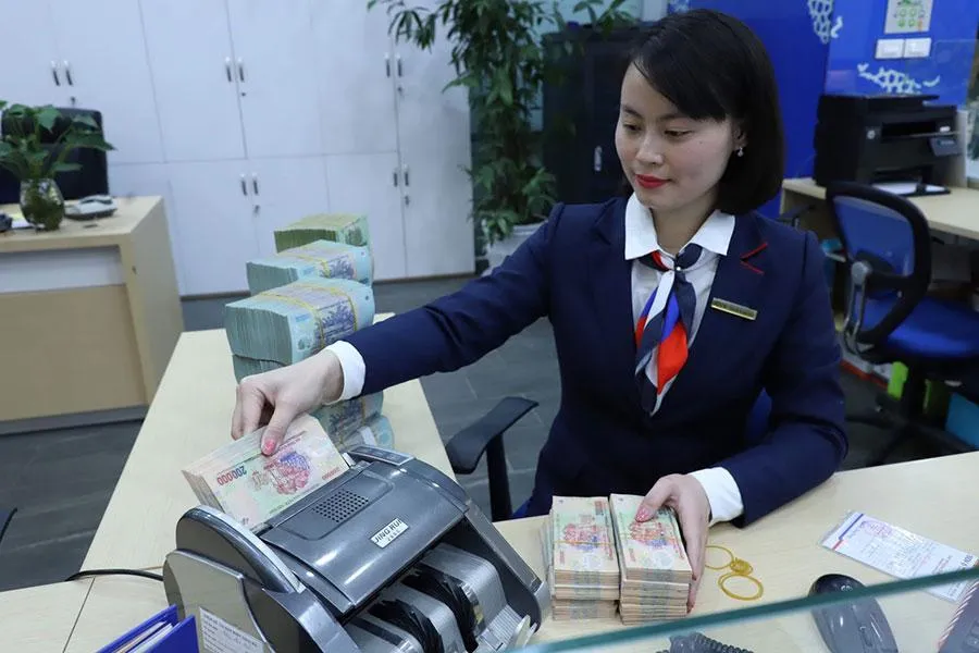 Hiện nay, cơ cấu tín dụng vẫn tập trung cho vay đối với các doanh nghiệp sản xuất, kinh doanh và các lĩnh vực ưu tiên. Ảnh: TL