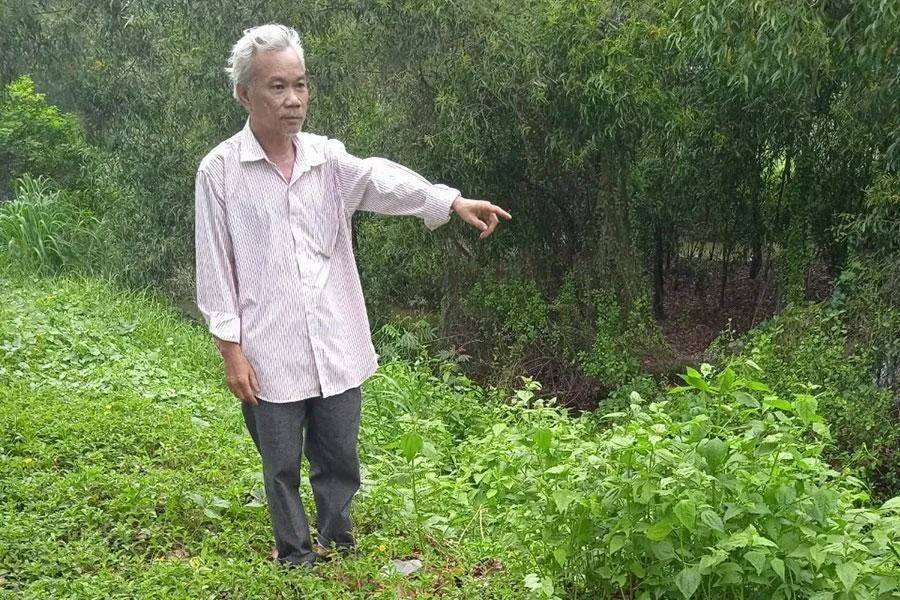 Ông Võ Anh trên khu đất bị thu hồi làm dự án. Ảnh: VA