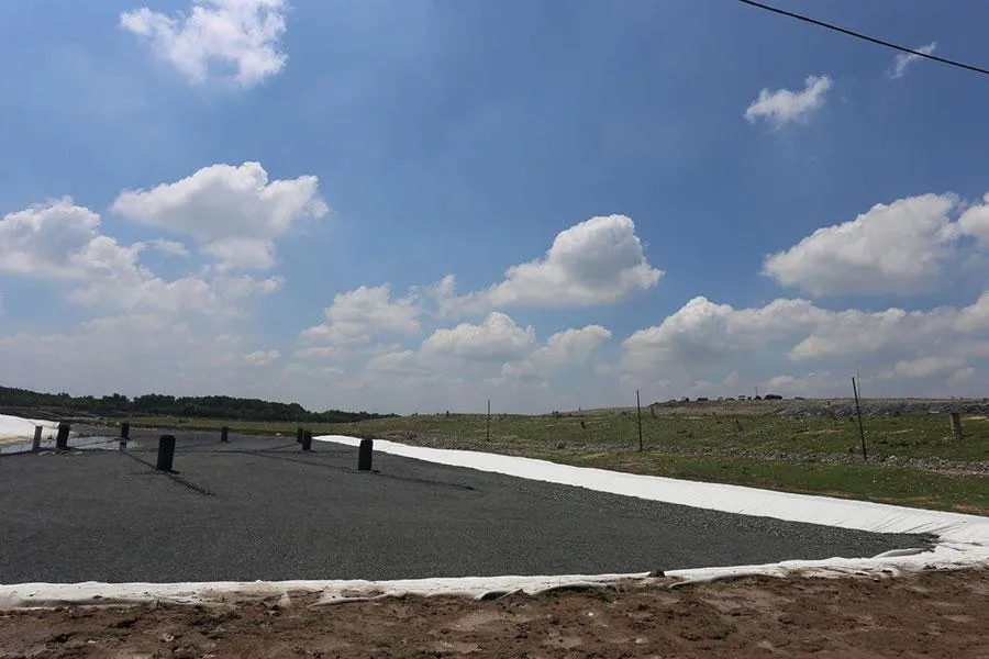 Một bãi chôn lấp rác trong Khu liên hợp xử lý chất thải rắn Tây Bắc. Ảnh: NGUYỄN CHÂU