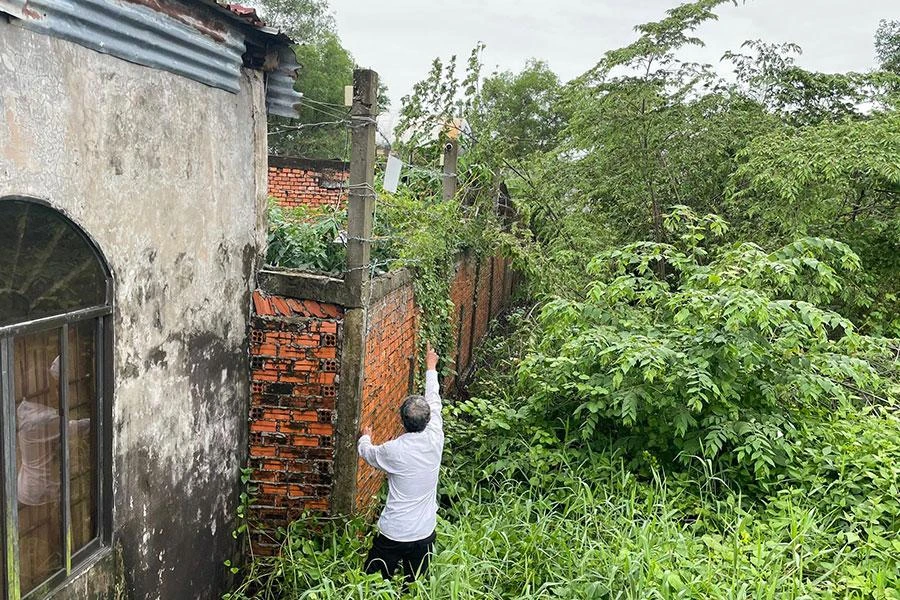 Hiện trường nơi ông Phong đặt hai camera hướng qua đất của bị can Lam. Ảnh: CTV