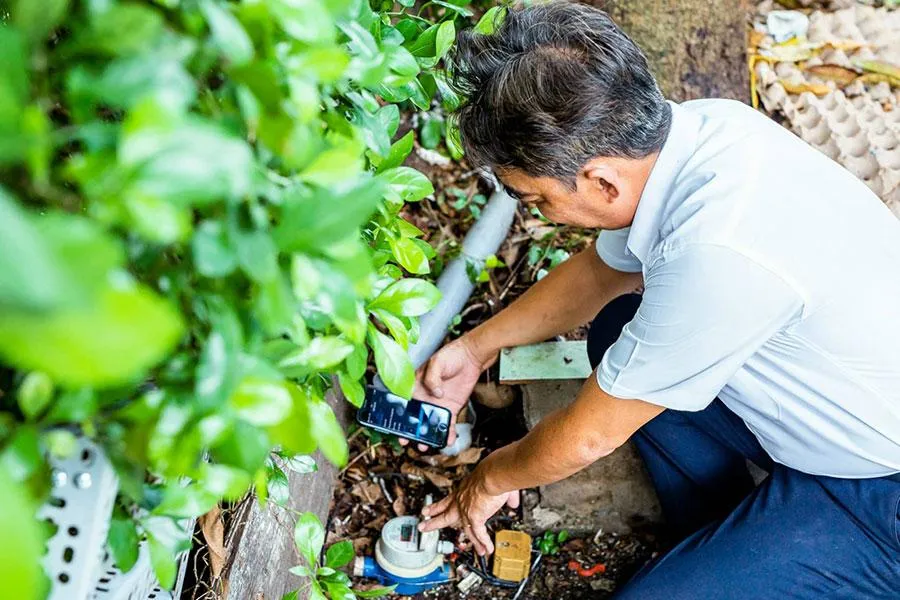 Nhân viên kiểm tra công tác thất thoát nước tại nhà khách hàng. Ảnh: ĐT