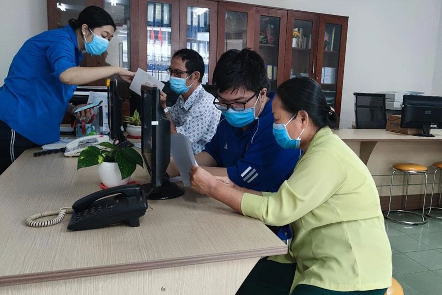 Người lao động tìm việc làm tại Trung tâm Dịch vụ việc làm thanh niên TP.HCM. Ảnh: NGUYỄN HIỀN Người lao động tìm việc làm tại Trung tâm Dịch vụ việc làm thanh niên TP.HCM. Ảnh: NGUYỄN HIỀN