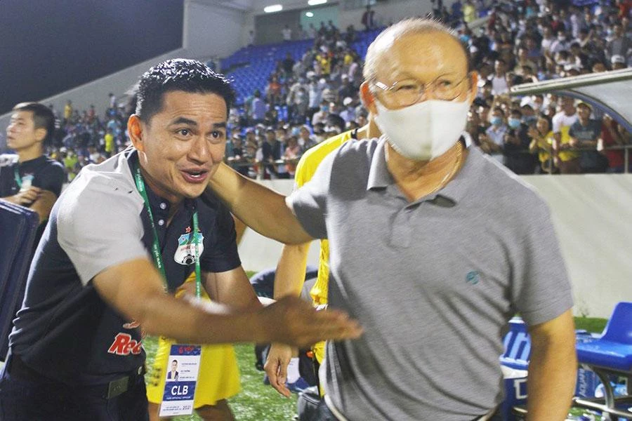 HLV Kiatisak khó có thể là phương án thay thế ông Park Hang-seo. Ảnh: LĐ