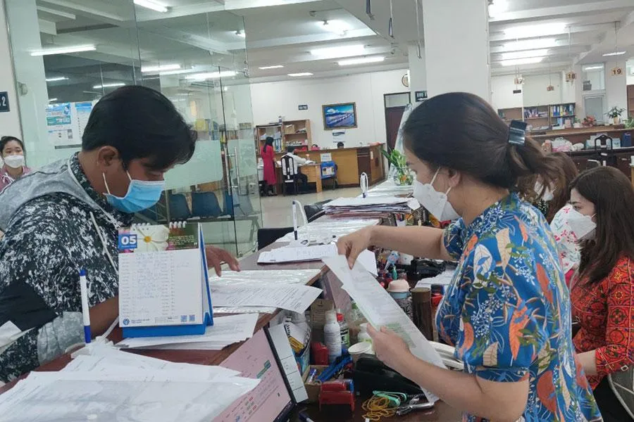 Người lao động đến cơ quan BHXH TP.HCM để thực hiện các thủ tục BHXH. Ảnh: NGUYỄN HIỀN