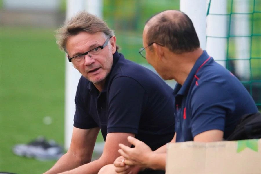 HLV Park Hang-seo và “phù thủy trắng” Philippe Troussier từng giúp Argentina và Nam Phi vào vòng chung kết World Cup. Ảnh: CTV